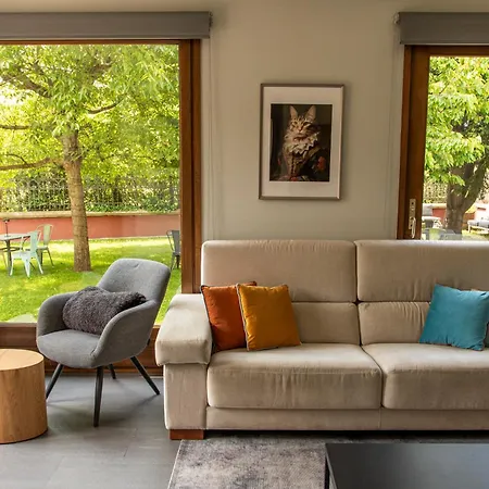 Cal Querol Llac, Con Jacuzzi Y Jardin En Centro